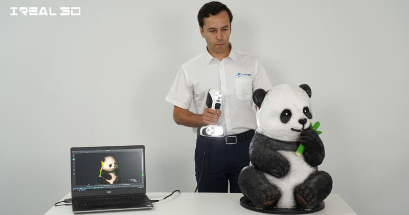 使用iReal 2E对熊猫雕塑进行3D扫描