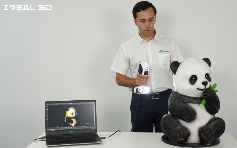 使用iReal 2E彩色3D扫描仪对熊猫雕塑进行3D扫描